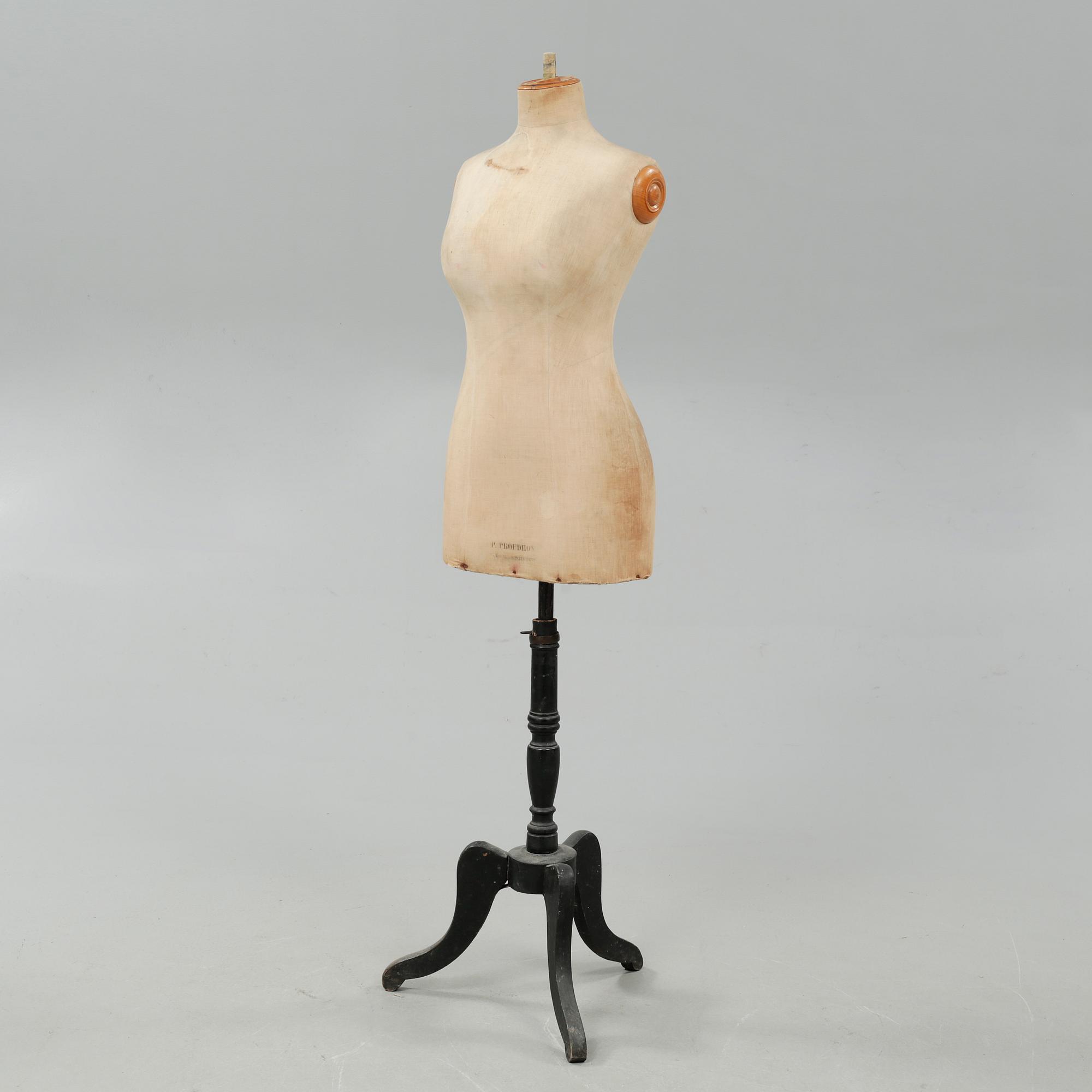 A mannequin from the first half of the 20th century.