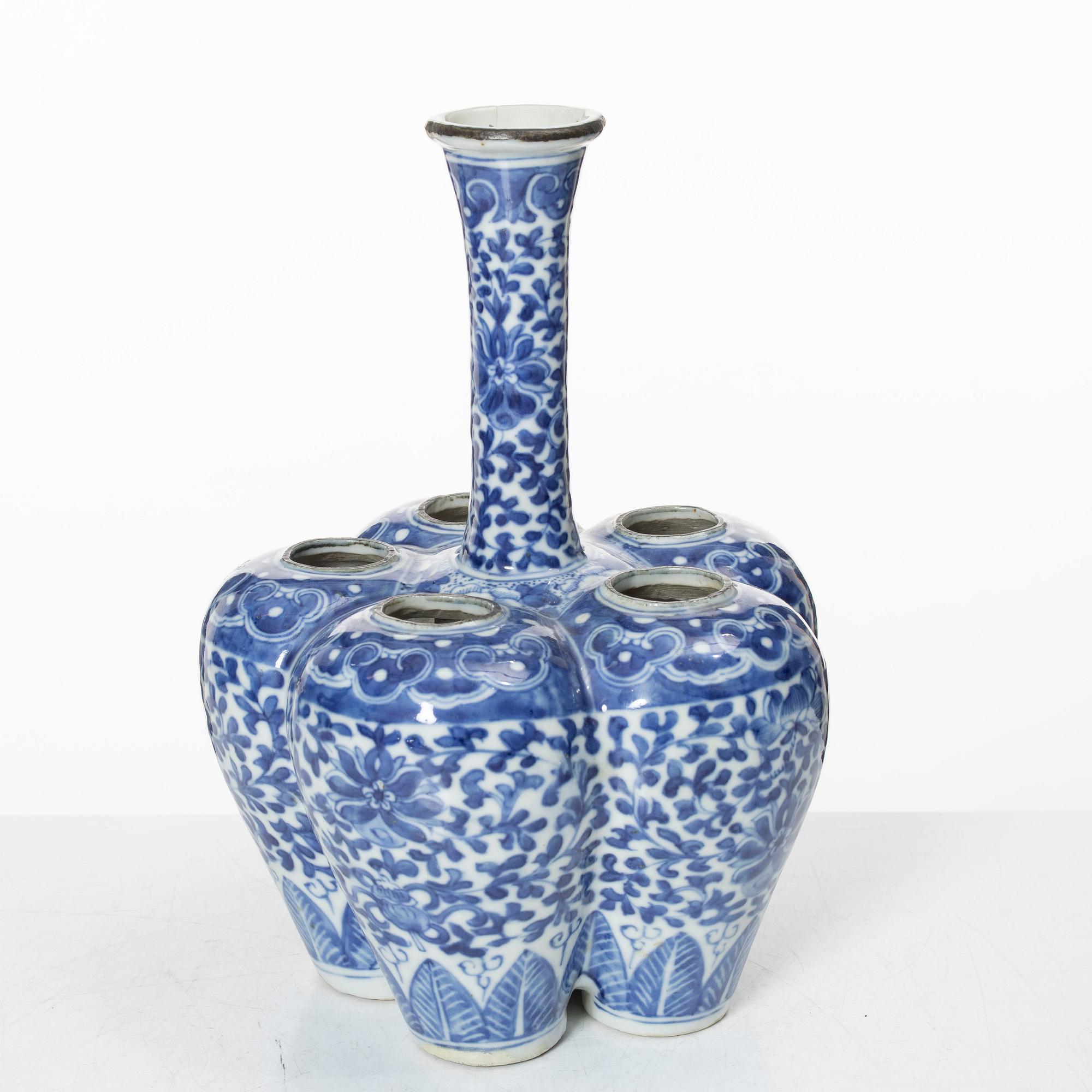 A blue and white tulip vase, Qing dynasty, 19th century.