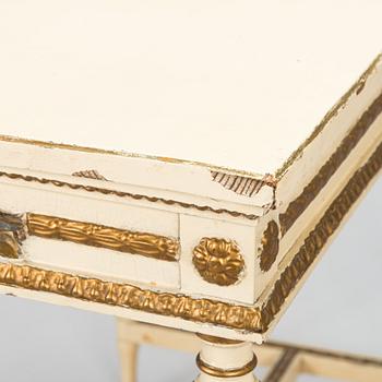 Soffa, bord samt ett par karmstolar, sengustaviansk stil, 1900-talets början.