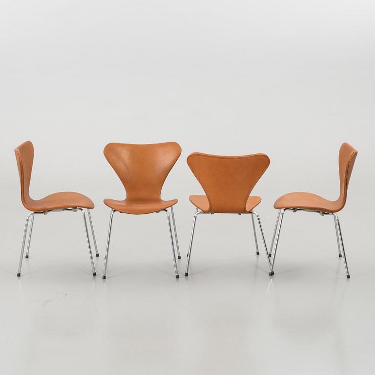 A SET OF 6 ARNE JACOBSEN "SERIES 7" CHAIRS, Fritz Hansen.