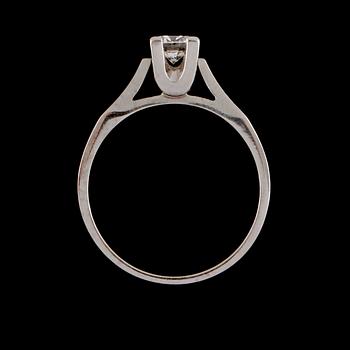 RING, 18K vitguld med briljantslipad diamant, 0.42 ct, Gustav Dahlgren, Malmö, 1974. Vikt 3,9 g.