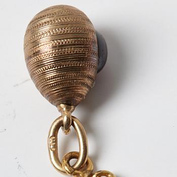 FABERGÉ, HALSKEDJA MED 9 MINIATYRPÅSKÄGG, guld, emalj MM, OLIKA VERKMÄSTARE S:T PETERSBURG 1899-1908.