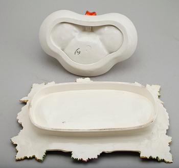 SPARRISFAT, majolika samt NÖTFAT, porslin, Gustavsberg, 1900-talets första hälft.