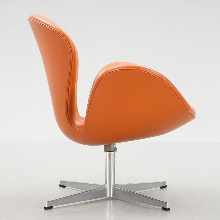 FÅTÖLJ, "Svanen", Arne Jacobsen, skinn, 1950/60-tal.