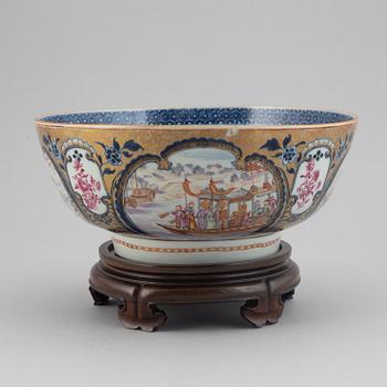 A famille rose mandarin export porcelain punch bowl, Qing dynasty, Qianlong (1736-95).