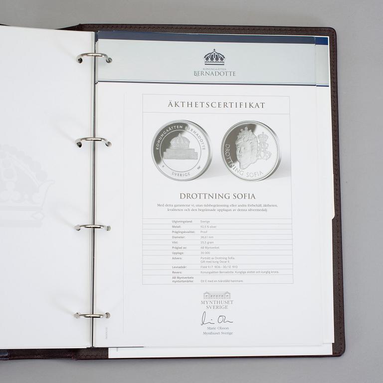MYNT, silver, 15 st samt ett medföljande, minnespräglingar över ätten Bernadotte. Vikt 384 g.