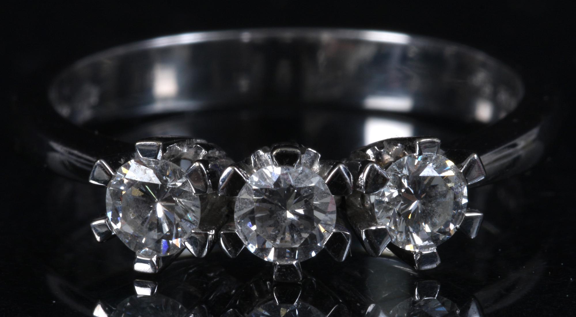 RING, 18 k vitguld med briljantslipade diamanter, 0,60 ct.