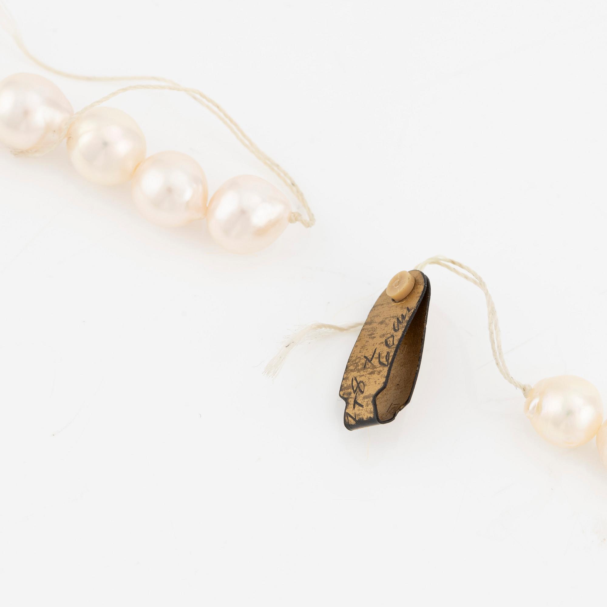 A necklace of cultured pearls without a clasp.