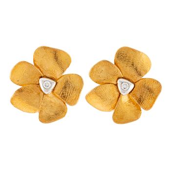 574. A pair of earrings in the form of flowers in 18K gold with round brilliant-cut diamonds by Ole Lynggaard.