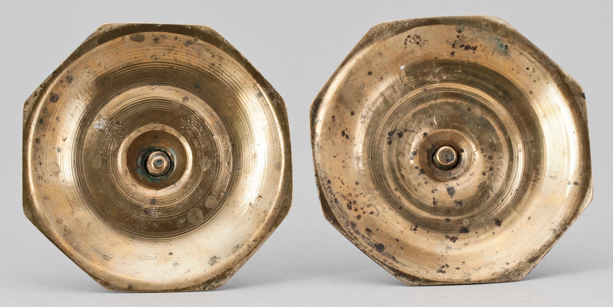 LJUSSTAKAR, ett par, mässing, barock, Sverige, 1700-tal.