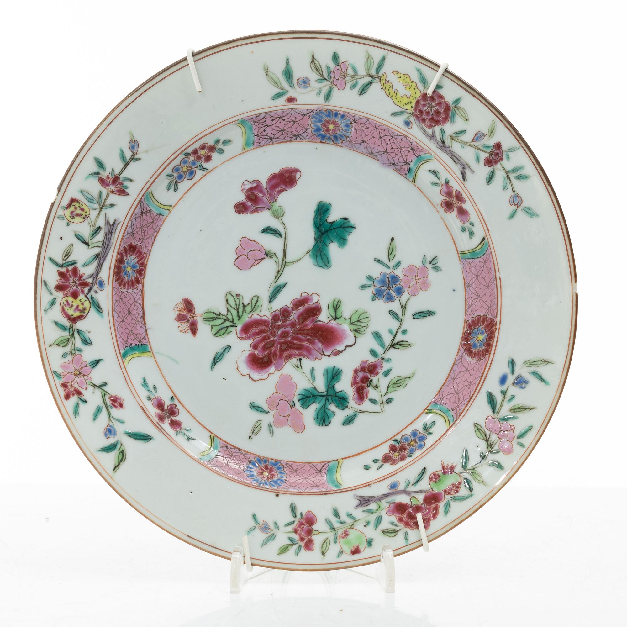 A set of three export porcelain plates and two dishes, Qing dynasty, Qianlong (1736-95).