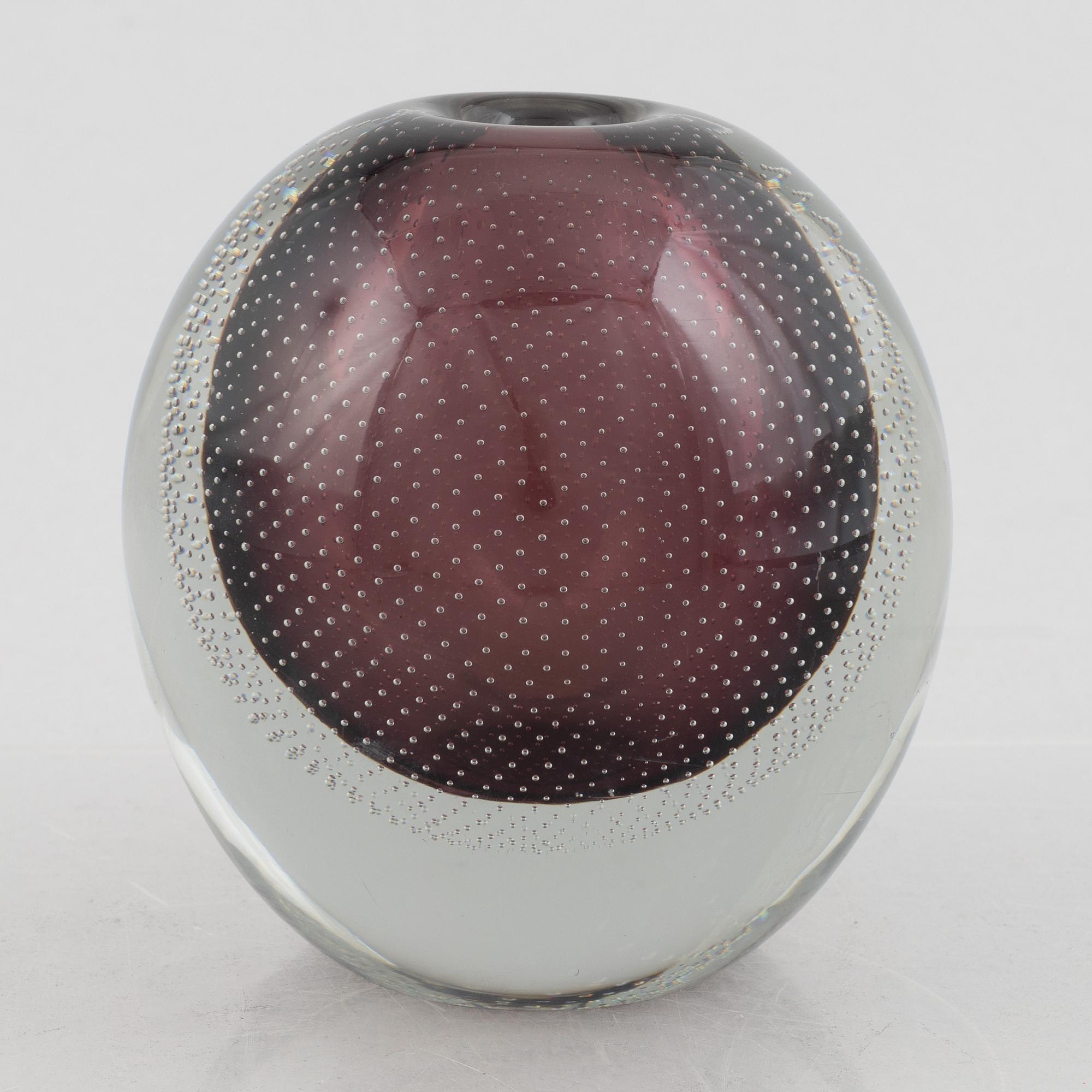 Gunnel Nyman, a glass vase, Nuutajärvi, Finland 1953.