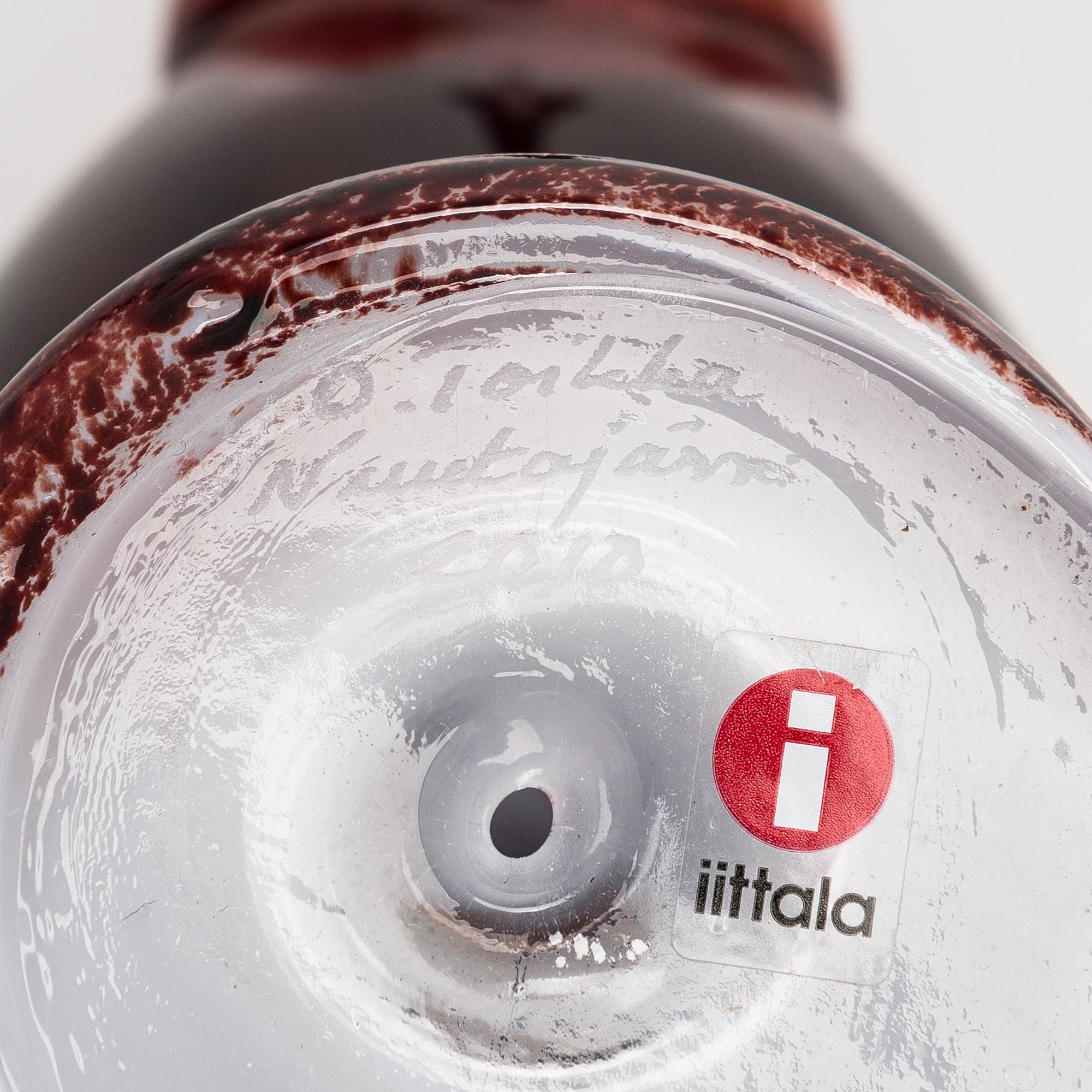 Oiva Toikka, annual glass bird with its glass egg, signed O. Toikka Nuutajärvi, dated 2010. Egg numbered 100/750.