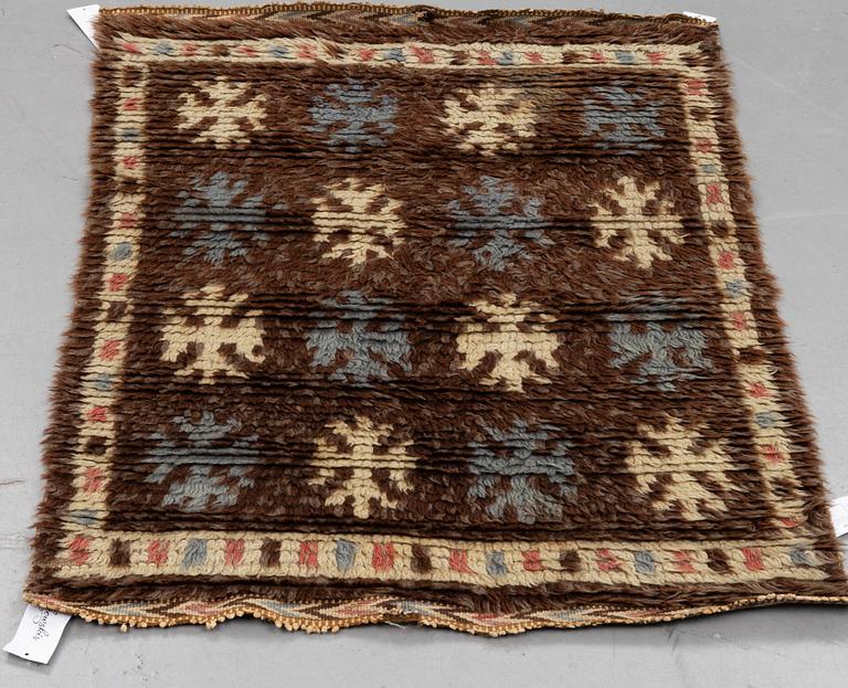Märta Måås-Fjetterström, matta, "Svarta prinsen", rya, ca 117 x 89,5 cm, signerad MMF.