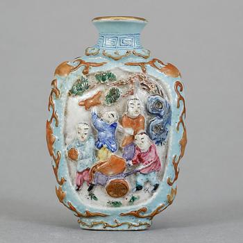 SNUSFLASKA, porslin, Kina omkring 1900.