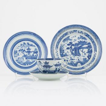 A set of six Chinese blue and white tea cups with saucers and nine plates, Qing dynasty, 19/20th century.