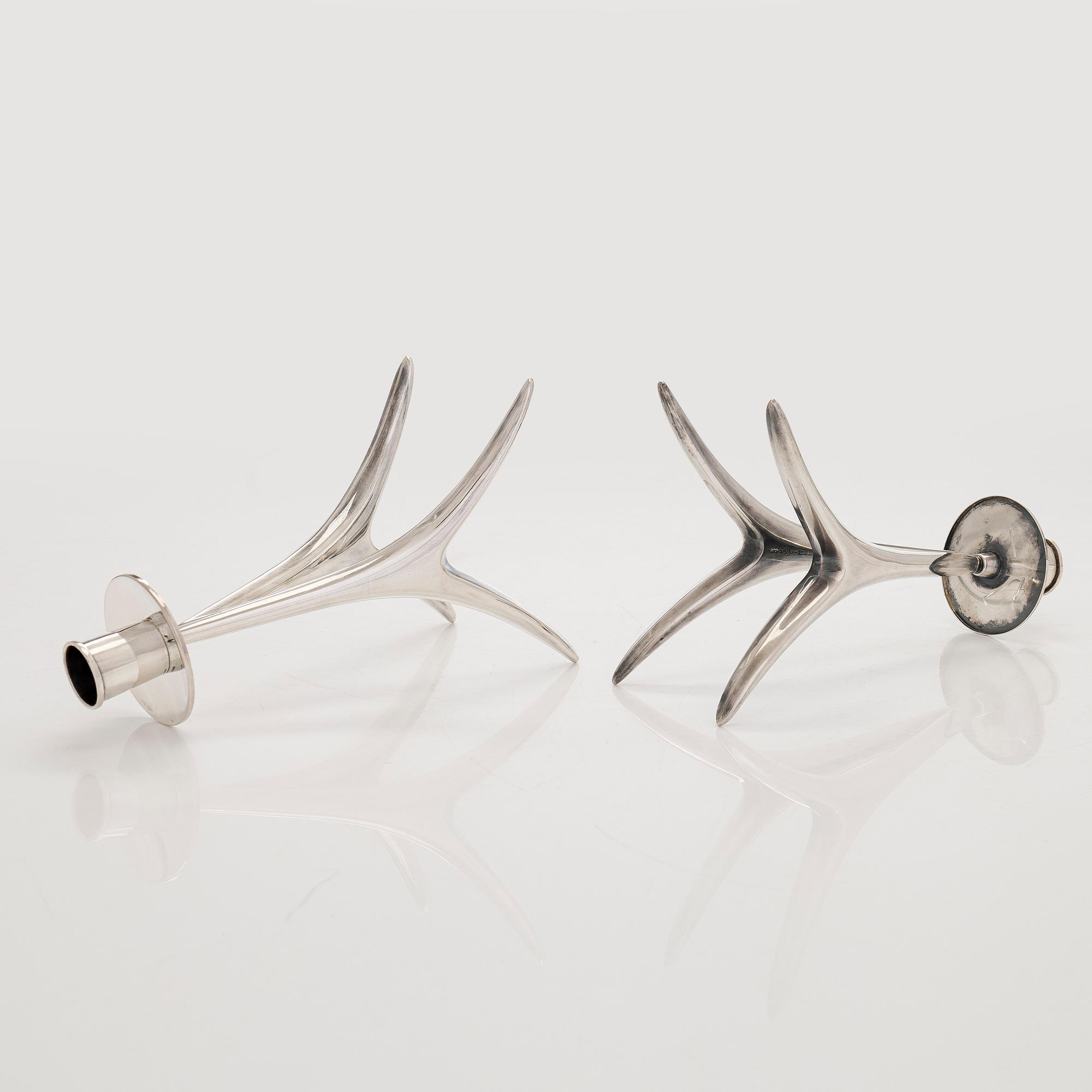 Anna-Greta Eker, kynttilänjalkapari, hopeaa, Auran Kultaseppä Oy, Turku, 1964-1972.