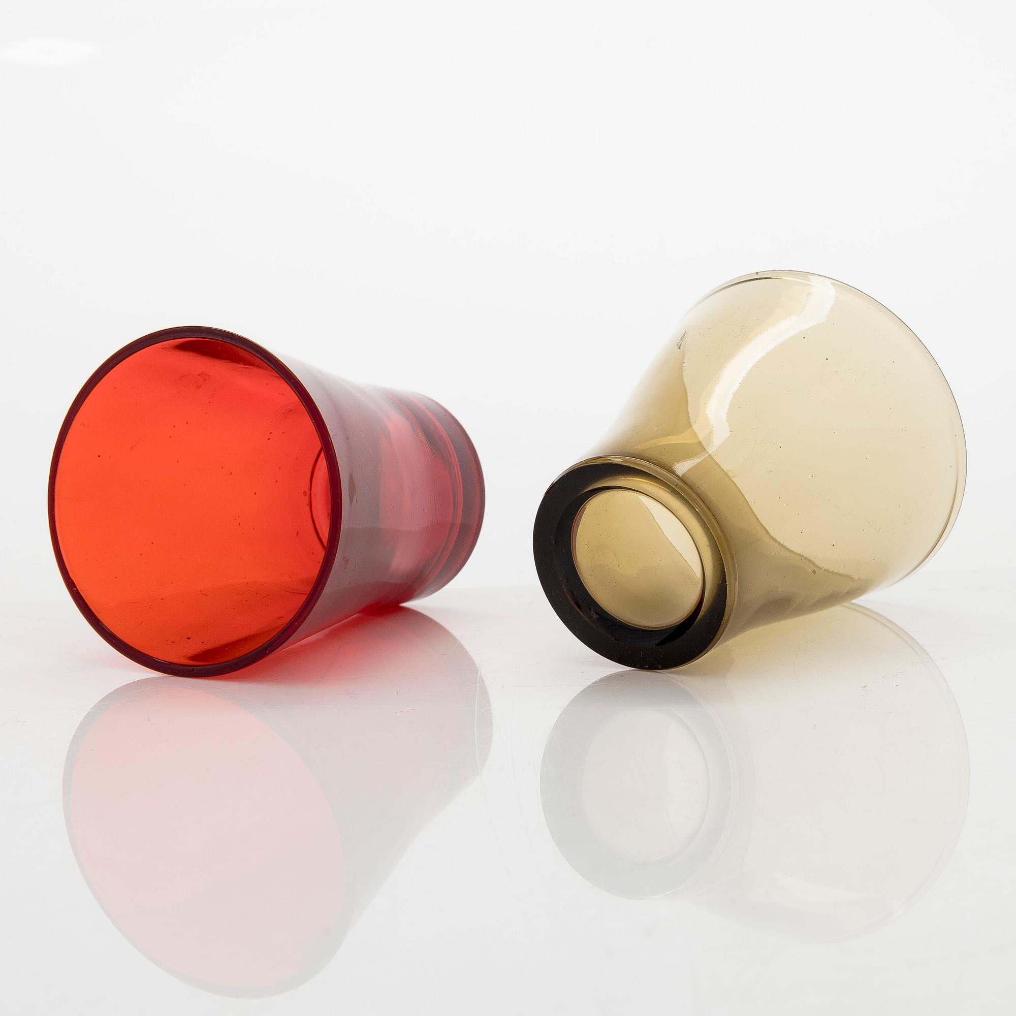 16 drinking glasses and a jug. Riihimäen Lasi, Finland, mid-20th century.