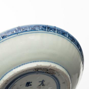 A pair of blue and white dishes, Ming dynasty (1368-1644).