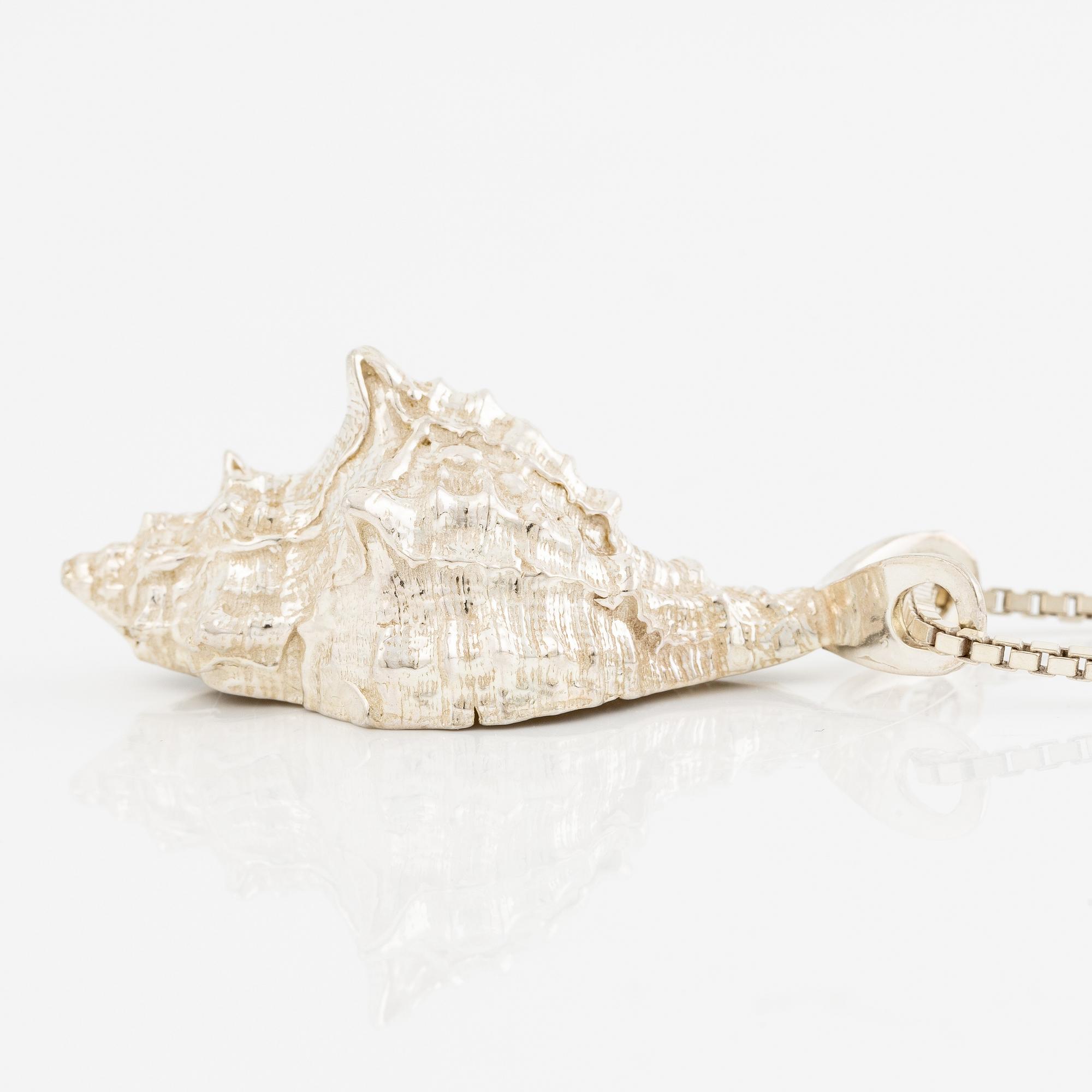 Eric Scott-Robbert, Pendant in the shape of a shell, silver, with chain silver.