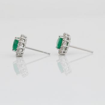 ÖRHÄNGEN, ett par, 18K vitguld med ovalslipade smaragder tot ca 0,99 ct och små diamanter tot ca 0,28 ct. Vikt ca 2,44 g.