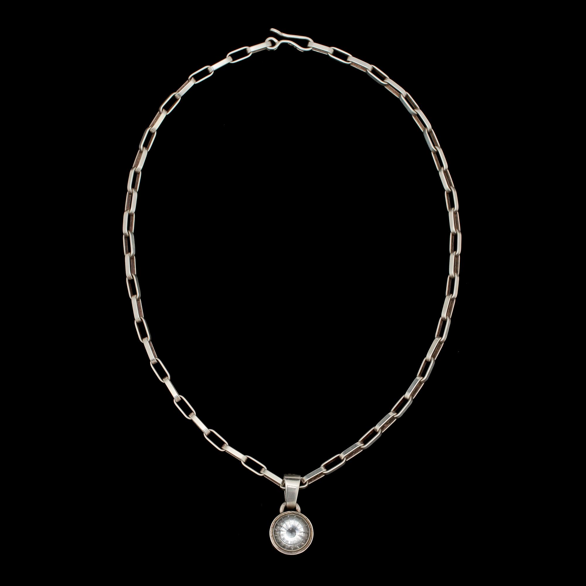 HALSLÄNK MED HÄNGE, sterlingsilver med fasettslipad bergkristall, Anders Högberg, Göteborg, 1984. Vikt 36 g.