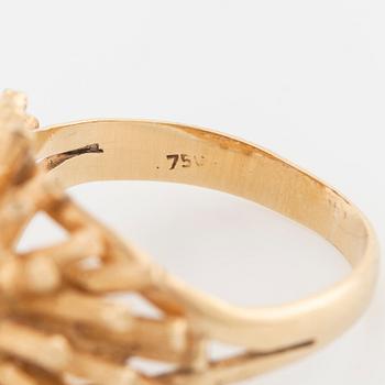 RING, med tre fasettslipade smaragder.