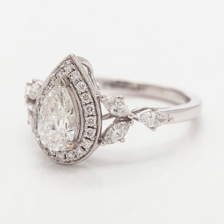 Ring, 18K vitguld med päronslipad diamant samt markis- och briljantslipade diamanter.