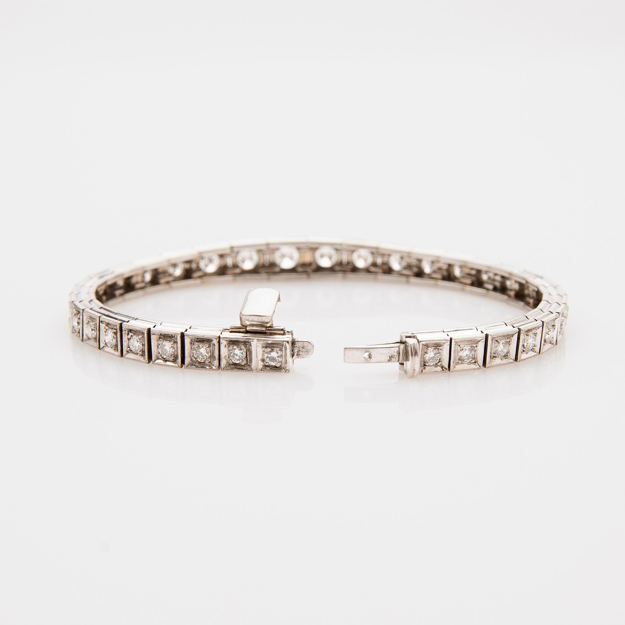 Bracelet, 18k white gold with brilliant-cut diamonds.