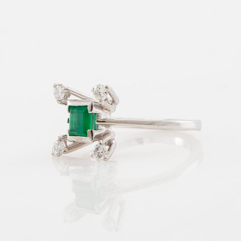 Ring in 18K white gold with a step-cut emerald and round brilliant-cut diamonds.