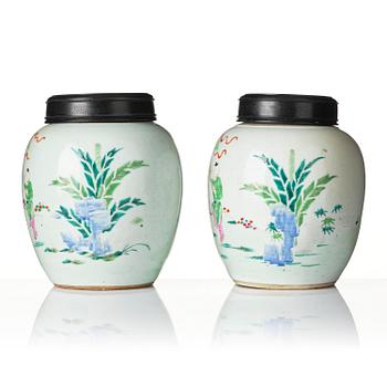 Urnor, ett par, porslin. Qingdynastin, 1800-tal.