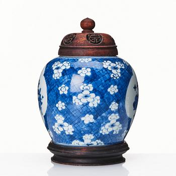 A blue and white jar, Qing dynasty, Kangxi (1662-1722).