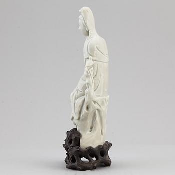 A blanc de chine figurine of a Guanyin, Qing dynasty, 19th century.