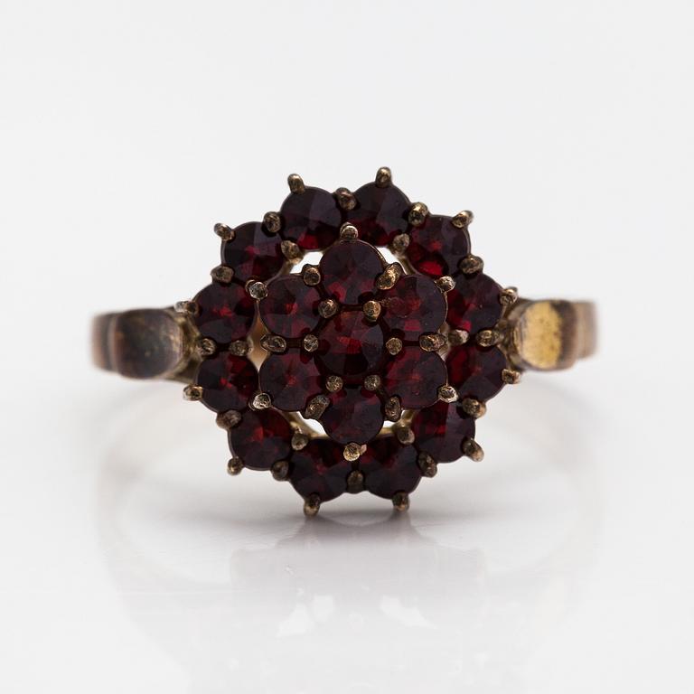 A ring, earrings and a necklace made of gilded silver and garnets.