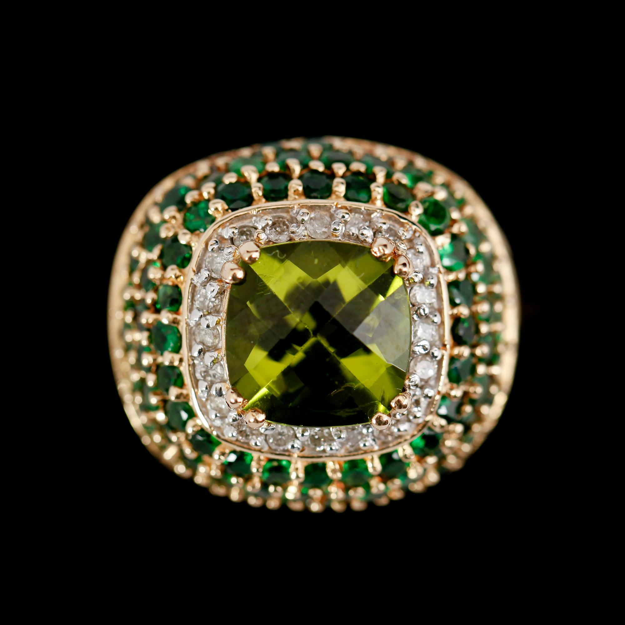 RING, 14 k guld, grön peridot ca 3.0 ct, diamanter tot ca 0.25 ct, gröna stenar, 4.0 ct. Total vikt ca 14 g.