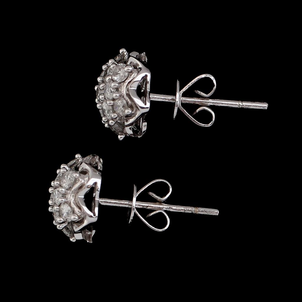 ÖRHÄNGEN, 1 par, 18 k vitguld, briljantslipade diamanter tot 0.57 ct. Vikt ca 2,1 g.