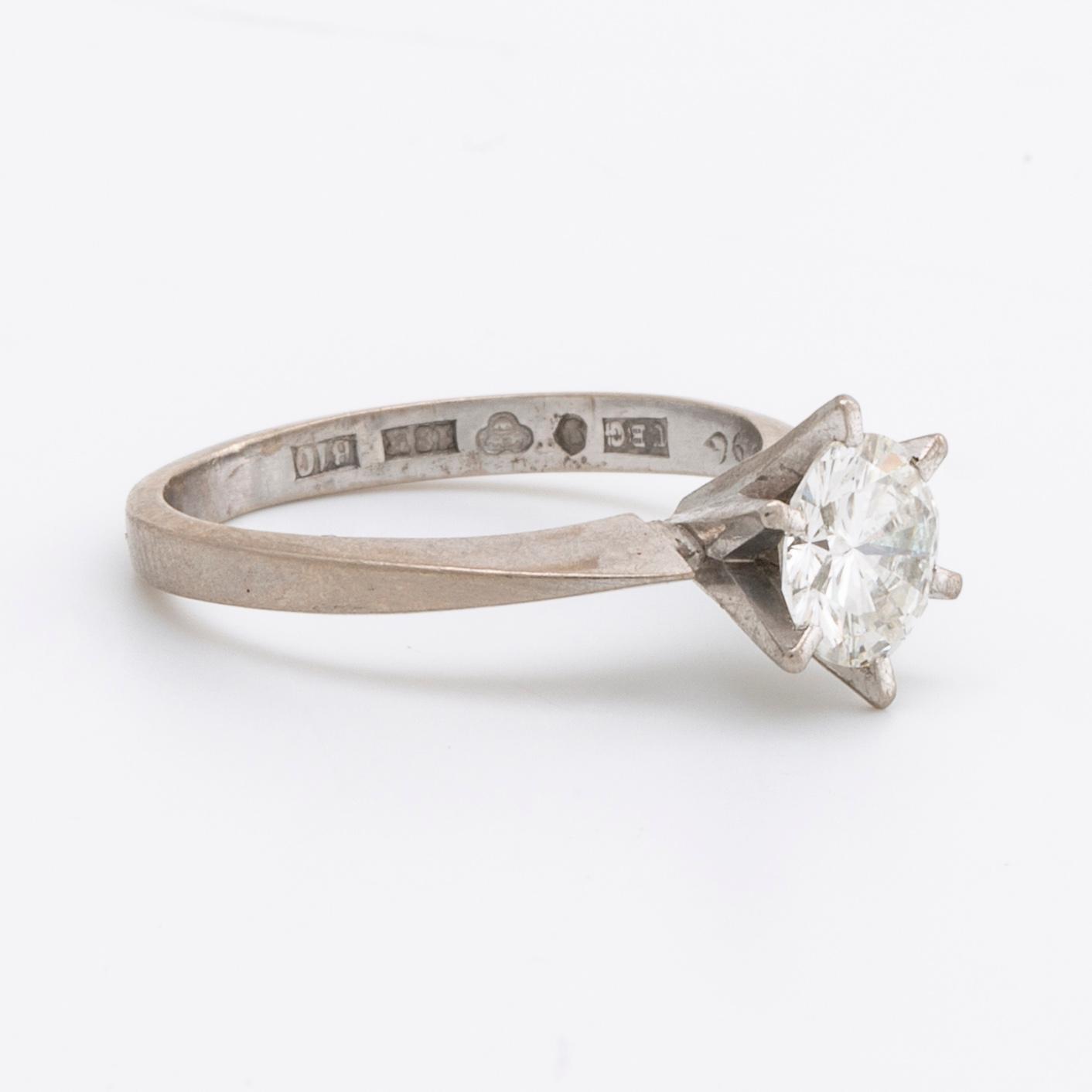 DIAMONDRING 18K whitegold w 1 brilliant-cut diamond 0,96 ct engraved, ca G VS2, Byströms Guldsmedja Stockholm 1976.