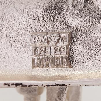 Björn Weckström, Rintaneula "Taidenäyttelyssä", sterlinghopeaa. Lapponia 2001.