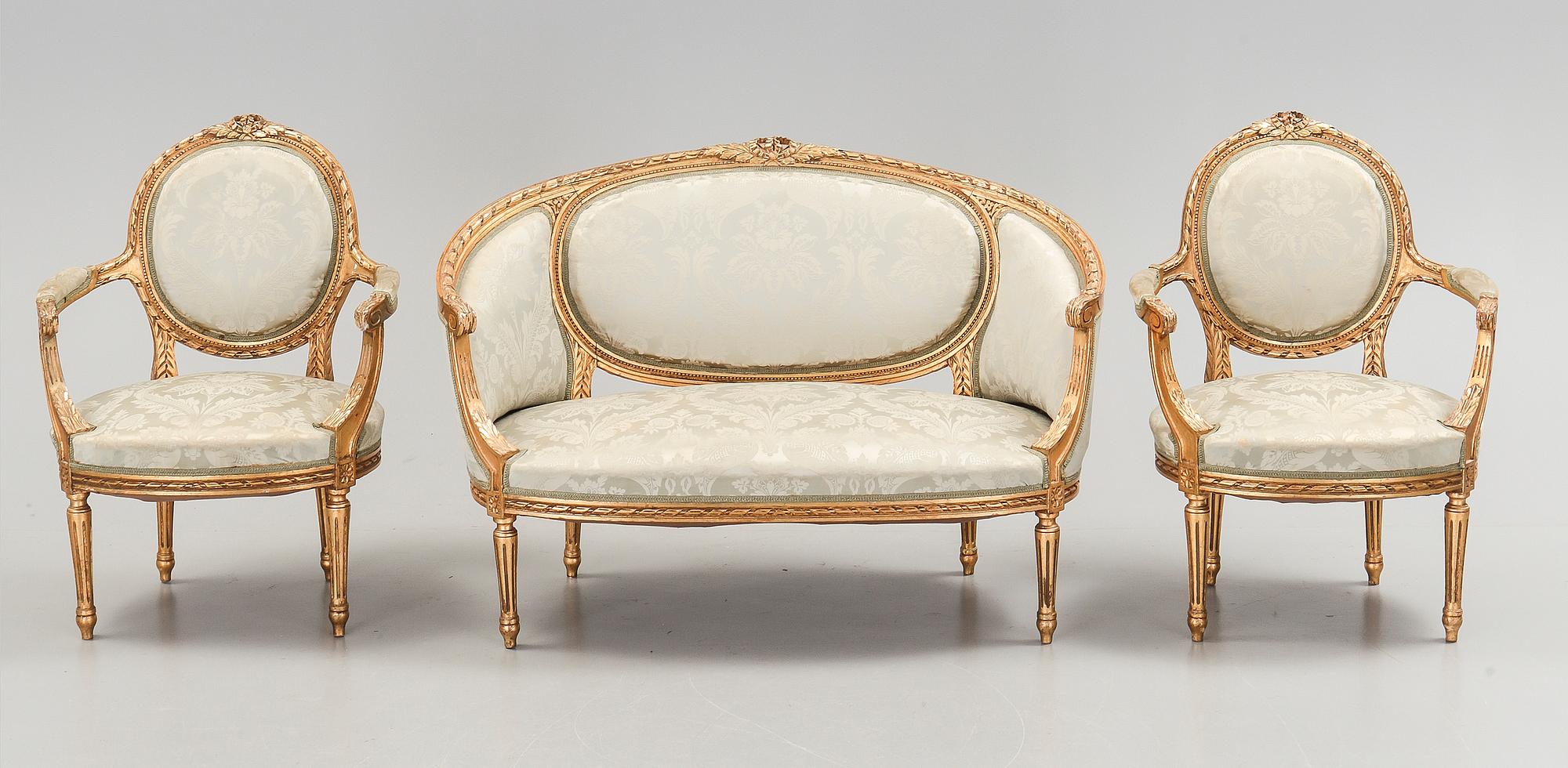 SOFFA, KARMSTOLAR, ett par, samt BORD. Louis XVI-stil, 1900-talets första hälft.