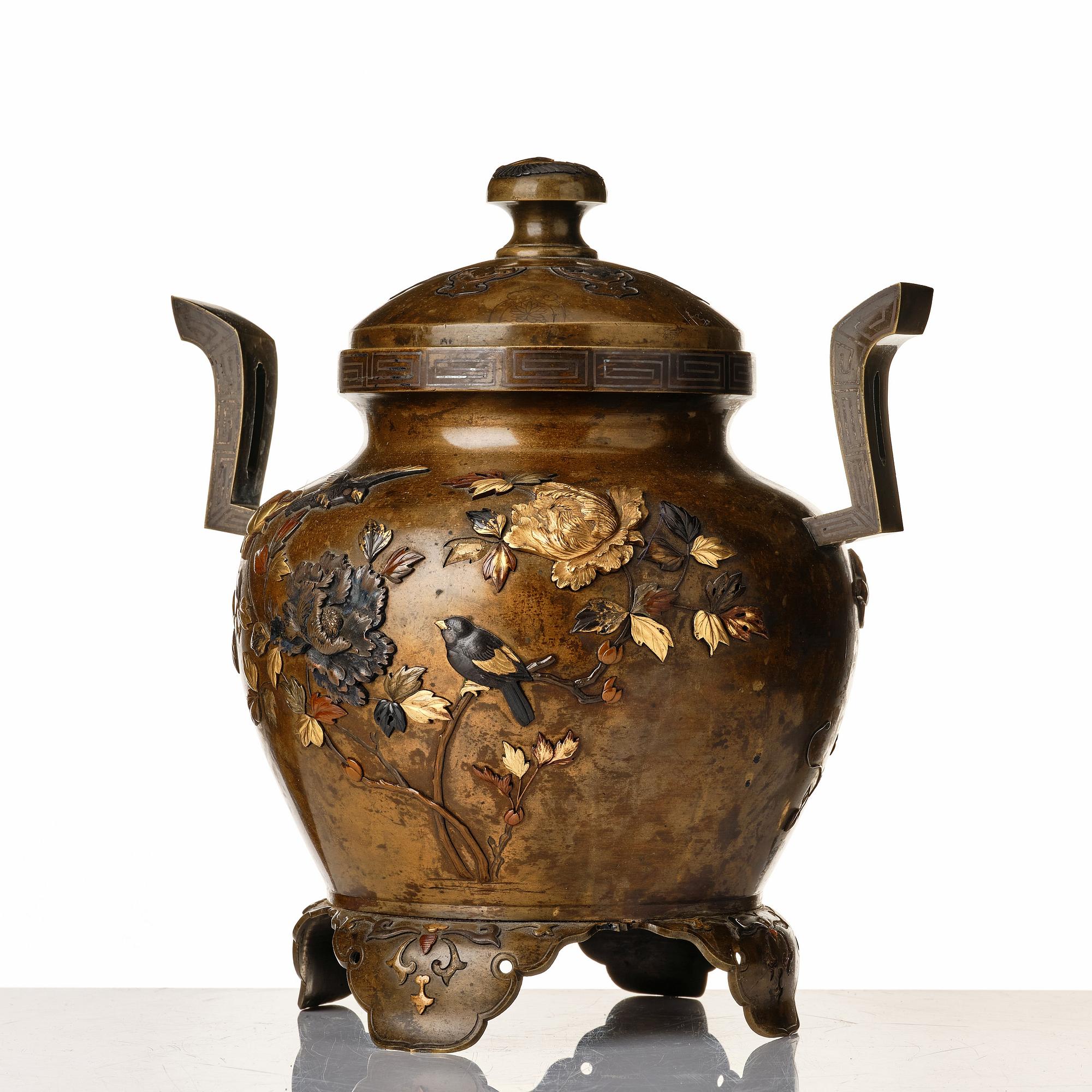 A Japanese bronze censer with cover, Meiji period (1868-1912).