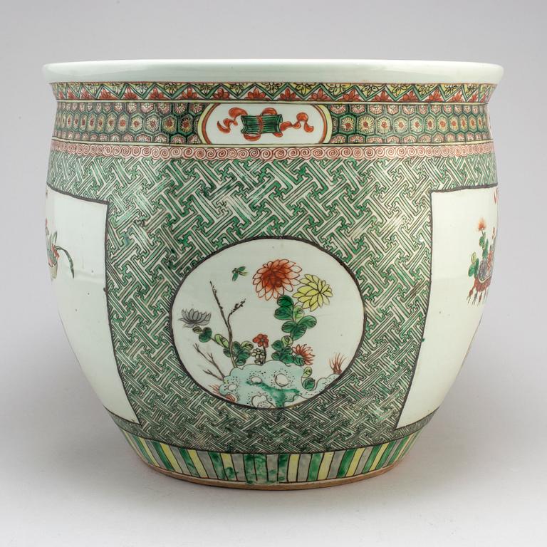 A large famille verte basin, Qing dynasty, circa 1900s.