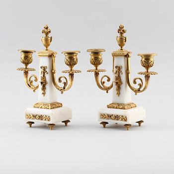 KANDELABRAR, 1 par, mässing och marmor, gustaviansk stil, 1900-talets första hälft.