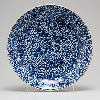 A blue and white porcelain serving dish, Qing dynasty, early 18th century.