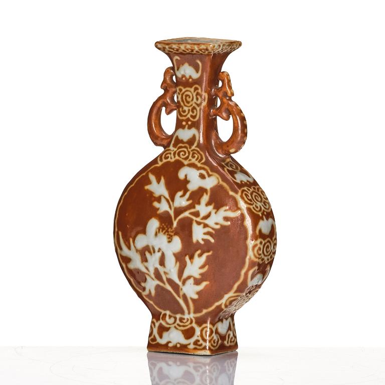 A Chinese slip decorated vase, Qing dynasty, 19th century.