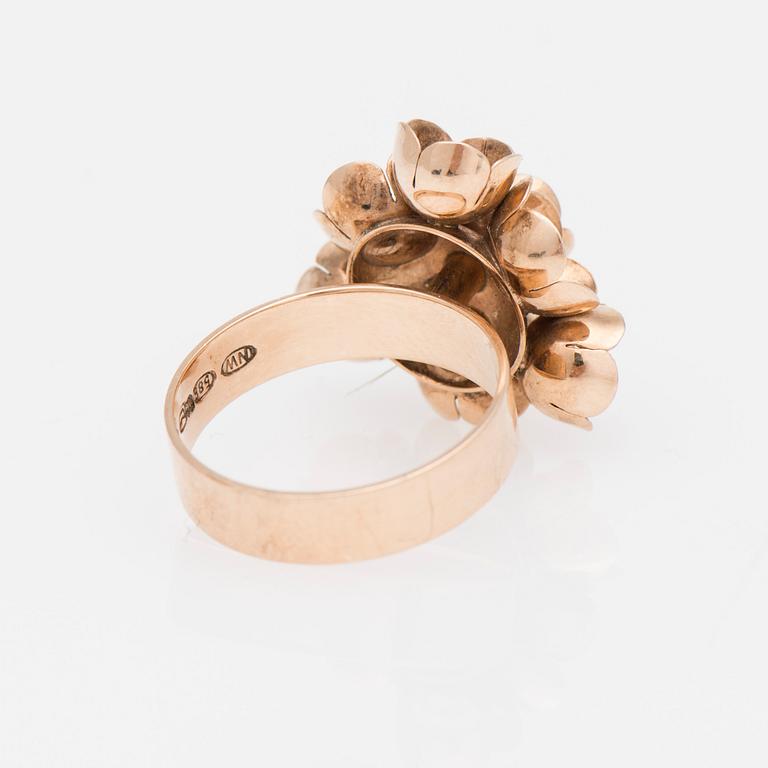 ÖRHÄNGEN OCH RING, guld 14k, design Liisa Vitali, Helsingfors 1970 och 1971, N.Westerback. Total vikt 12 g.