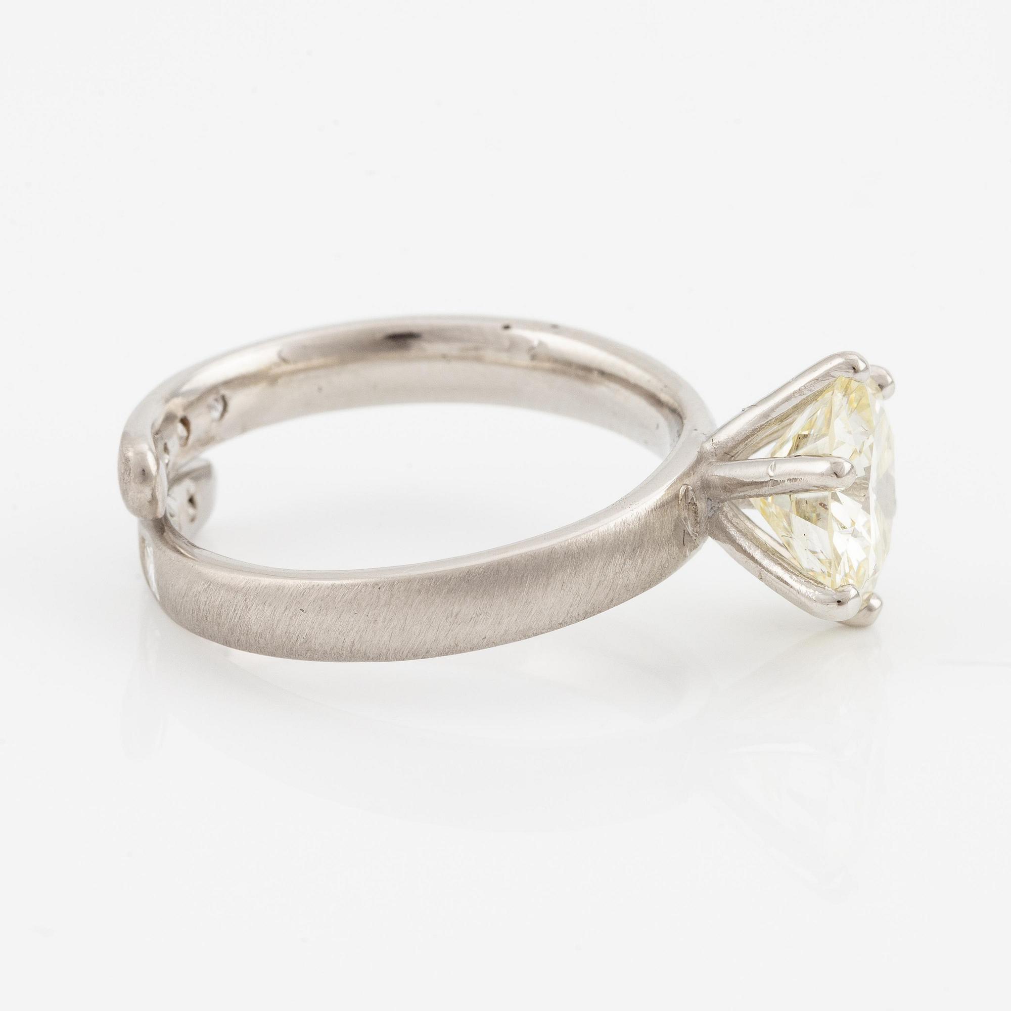 Ring platina med en rund briljantslipad diamant 4.10 ct enligt gravyr.