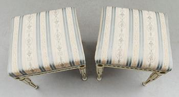 TABURETTER, 2 st snarlika, sengustavianska, omkring år 1800.