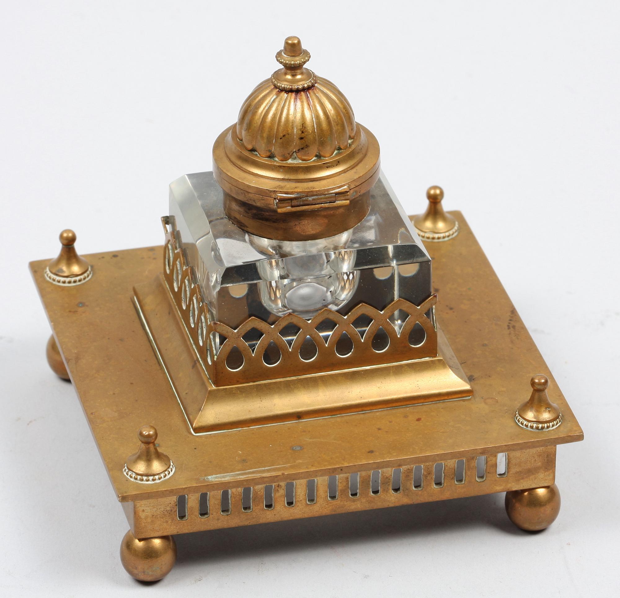 BLÄCKSTÄLL. Glas, mässing.