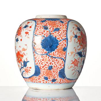 An imari jar, Qing dynasty, Kangxi (1662-1722).