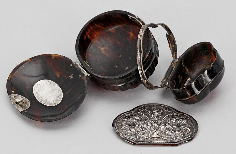 SNUSDOSOR, 2 st, sköldpadd. Senbarock, 1700-talets mitt.